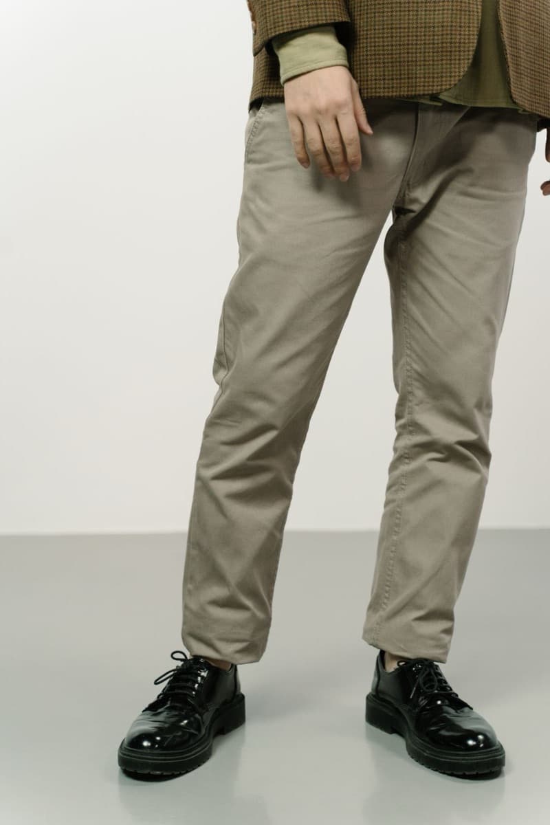 Detalle de pantalón sastre con pretina, pinza y caída de la tela